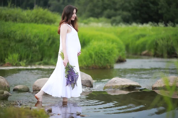 Pregnant Woman Nature Walk Summer — Stock Photo, Image