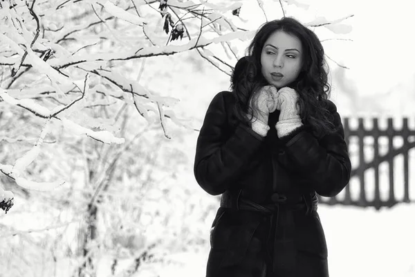 Menina bonita no inverno monocromático nevado — Fotografia de Stock