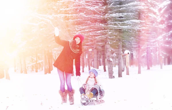 Una favola invernale, una giovane madre e sua figlia cavalcano una slitta — Foto Stock