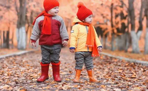 Los niños caminan en la naturaleza. Crepúsculo niños están caminando alrededor —  Fotos de Stock