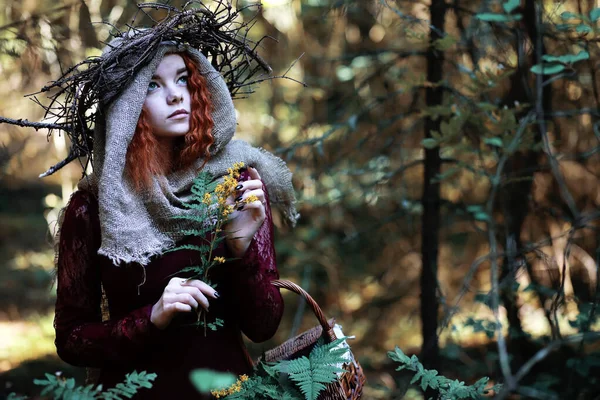 Kızıl saçlı cadı bir ritüel bir kristal top ile tutar — Stok fotoğraf