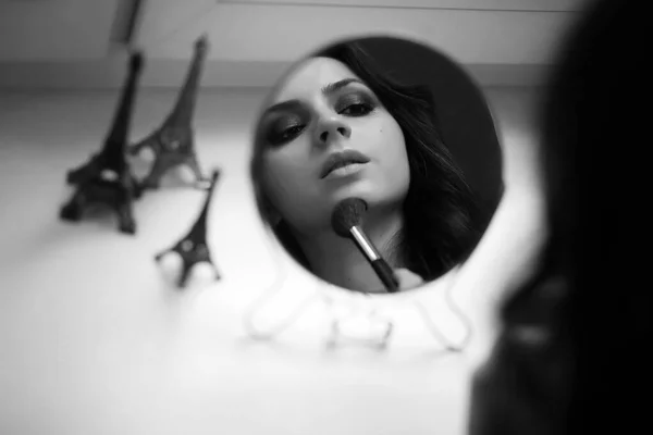 Dziewczyna robi makijaż czarno-białe — Zdjęcie stockowe