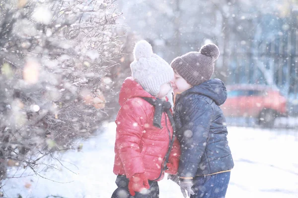 孩子们在公园里走第一场雪 — 图库照片