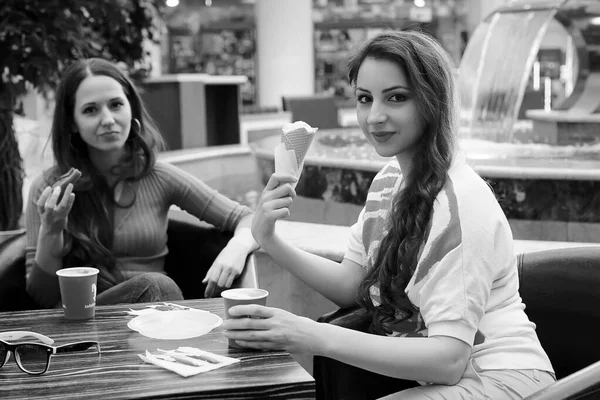 Girls shopping black and white photo — Stock Photo, Image