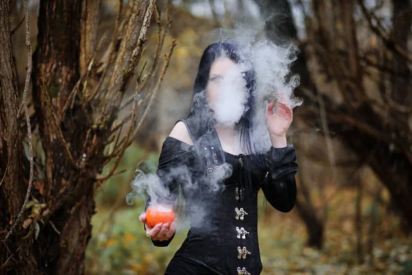 A nő egy boszorkány öltönyt, egy erdő — Stock Fotó