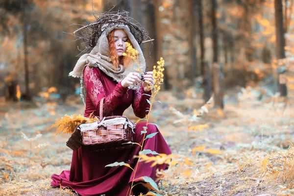 Fortune-teller mène un rituel automne — Photo