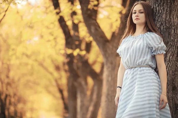 Jeune fille en promenade à l'automne — Photo