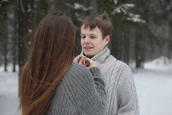 Par de amantes em uma tarde de inverno de data em uma nevasca de neve — Fotografia de Stock