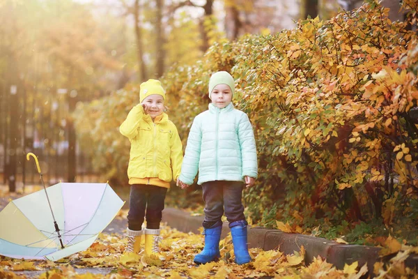 Les enfants marchent dans le parc d'automne — Photo