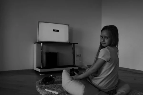 Menina jogando na frente da TV — Fotografia de Stock