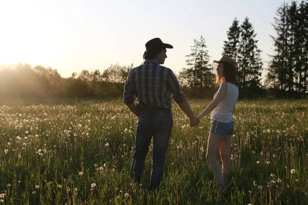 Schattig paar op een wandeling door het platteland — Stockfoto