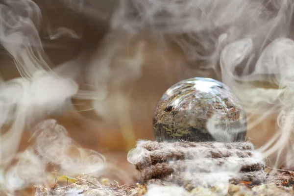 Una bola de cristal en el humo. Un accesorio mágico en el bosque en —  Fotos de Stock
