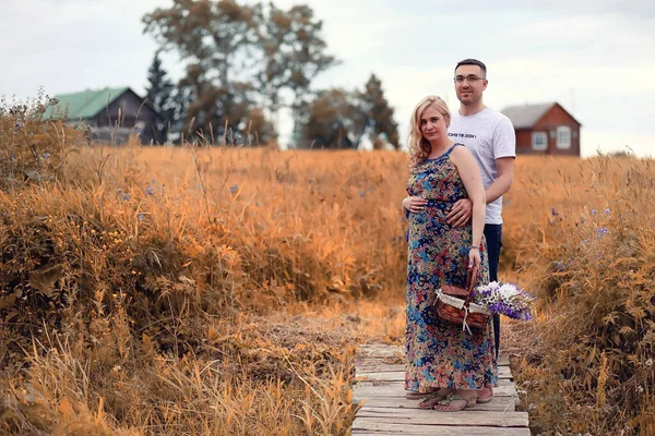 Podzimní mladou těhotnou dívku na rande — Stock fotografie