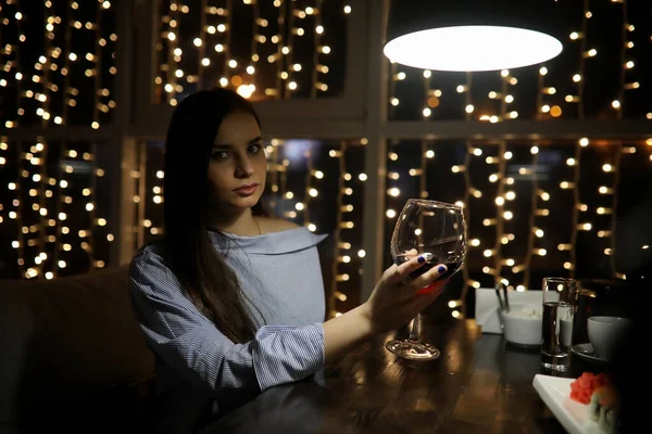 Девушка вечером отдыхает в кафе — стоковое фото