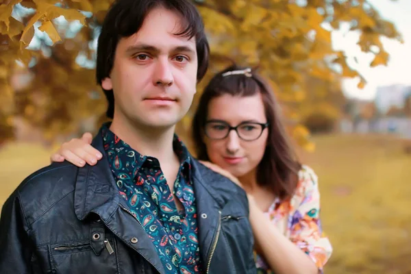 Pareja joven en la fecha en otoño parque — Foto de Stock