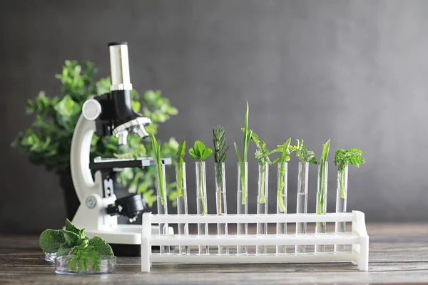 Microscópio e peças de teste na mesa do laboratório . — Fotografia de Stock