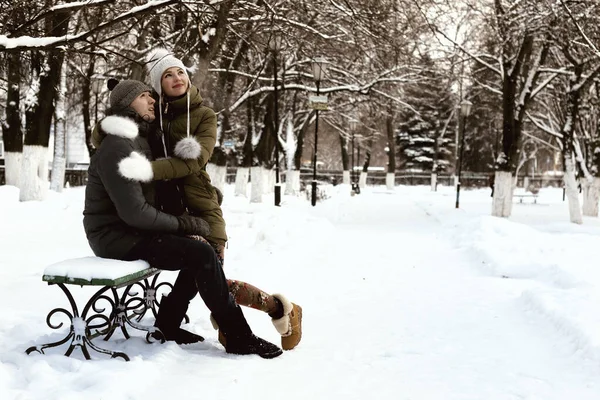 Amantes en el parque en invierno —  Fotos de Stock