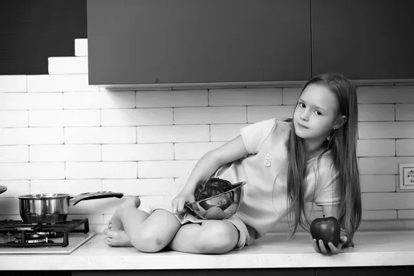 Petite fille dans la cuisine noir et blanc — Photo