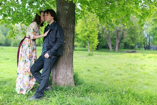 Jovem casal na data no parque de primavera — Fotografia de Stock