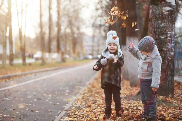 Los niños caminan en el parque de otoño — Foto de Stock