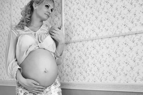 Fille enceinte noir et blanc — Photo