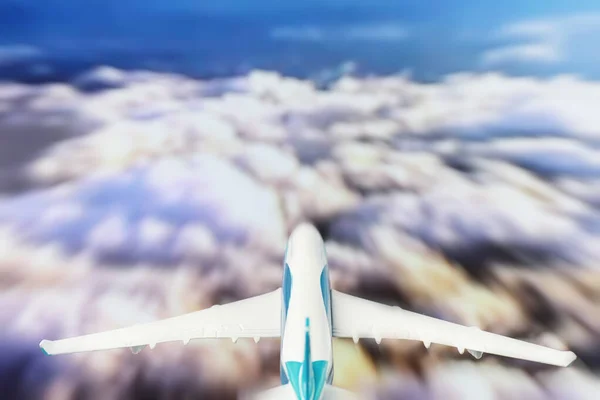 Flyet flyr på himmelen over skyene. . – stockfoto