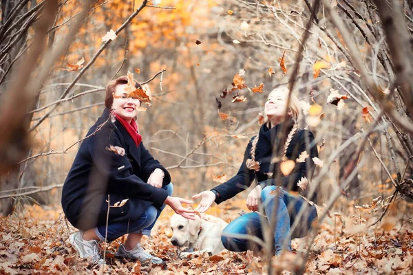 Madre Figlia Adolescente Una Passeggiata Nel Giardino Autunno — Foto Stock