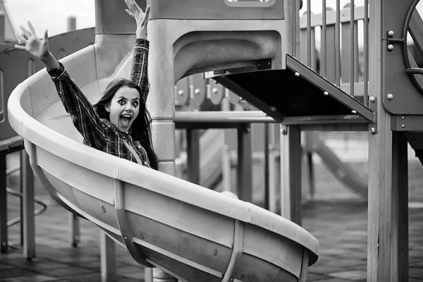 Chica en un payaso maquillaje blanco y negro — Foto de Stock