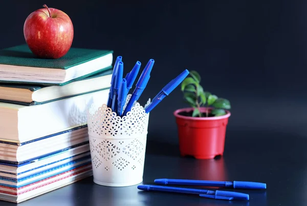 A stack of textbooks and books on the table. The concept of know — Stockfoto