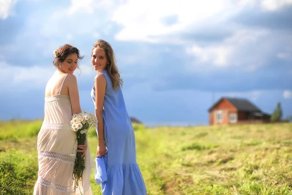 Chicas jóvenes están caminando en el campo — Foto de Stock