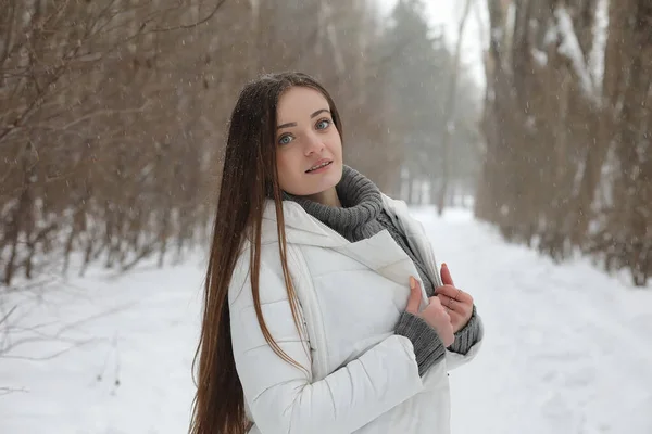 Pareja de amantes en una fecha tarde de invierno en una ventisca de nieve —  Fotos de Stock