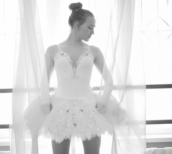 Joven bailarina de ballet en un calentamiento. La bailarina se está preparando para —  Fotos de Stock