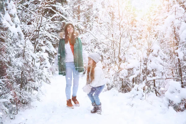 Молода сім'я на прогулянку. Мама з донькою йдуть на зимівлю. — стокове фото