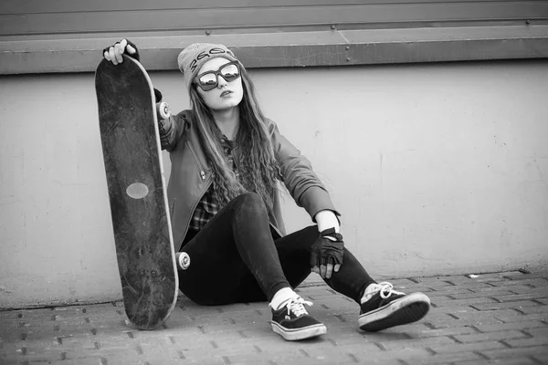 Een meisje van jonge hipster is een skateboard rijden. Meisjes vriendinnen f — Stockfoto