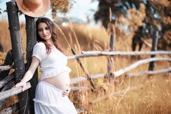 Donna Incinta Natura Una Passeggiata Autunno — Foto Stock