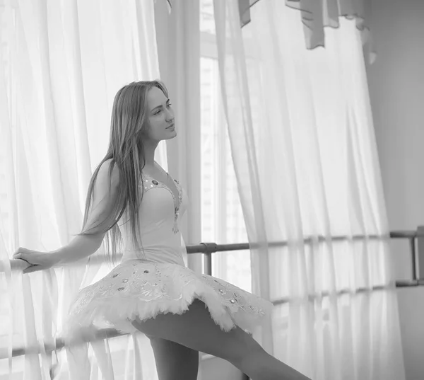 Joven bailarina de ballet en un calentamiento. La bailarina se está preparando para — Foto de Stock