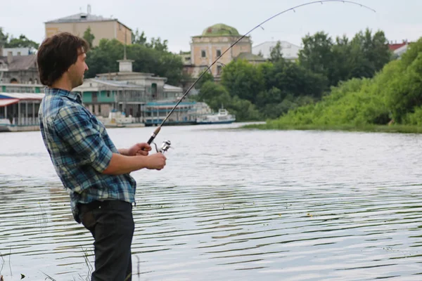 Un hombre con barba está pescando en el río —  Fotos de Stock