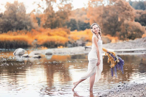 Chica con un ramo de flores en otoño —  Fotos de Stock