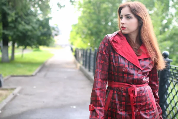 Mujer con paraguas rojo en árbol de la calle —  Fotos de Stock