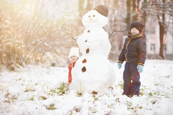 Kış Parkında Oynayan Kalın Elbiseli Şirin Çocuklar — Stok fotoğraf