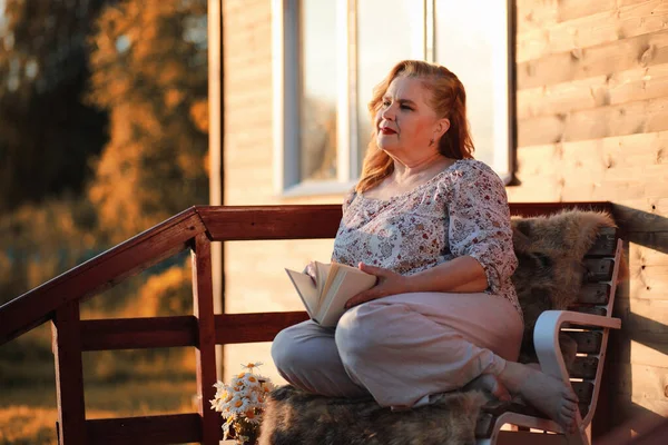 Mujer adulta en un parque de otoño — Foto de Stock