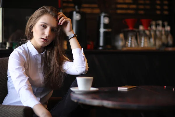 La chica en el café desayuno —  Fotos de Stock