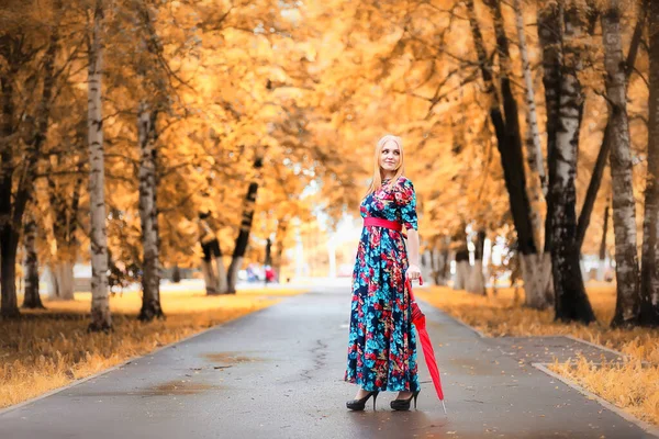 Meisje in de straat met een paraplu — Stockfoto