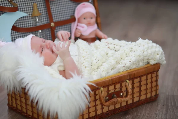 Bebê recém-nascido dormindo envolto em um cobertor — Fotografia de Stock