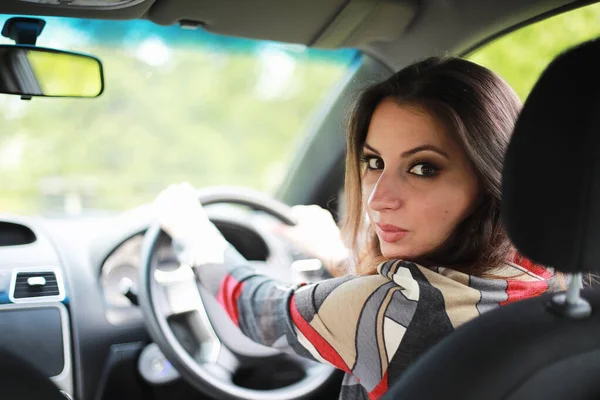 Chica conduciendo un coche malas emociones — Foto de Stock