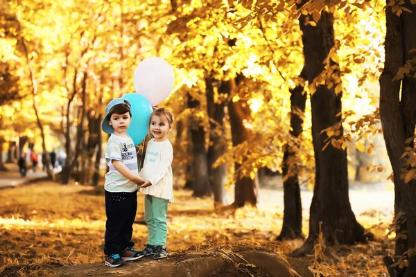 Kleine Kinder spazieren im Park — Stockfoto