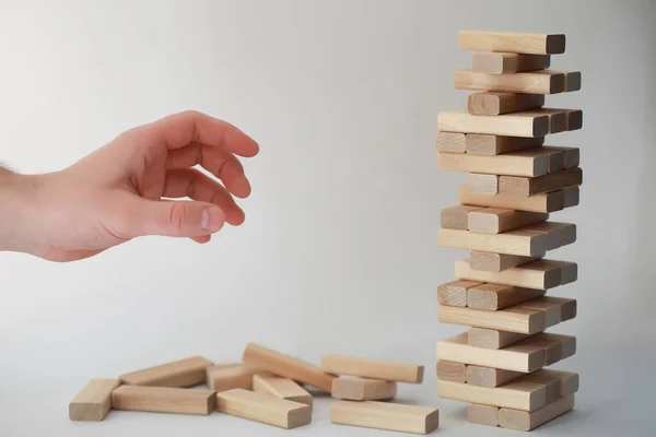 Brädspel jenga tornet av trä pinnar — Stockfoto