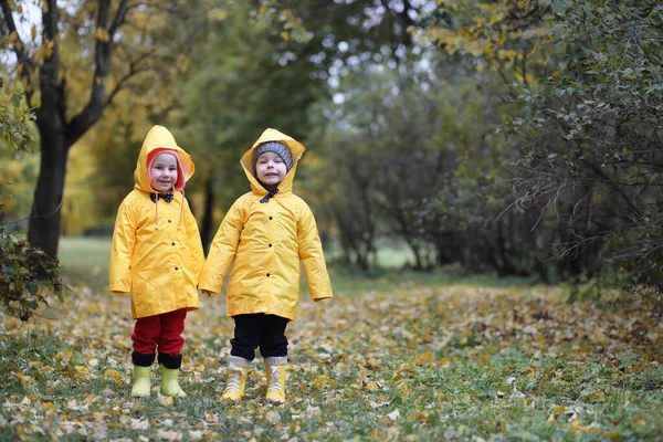 穿着雨衣的孩子出去散步 — 图库照片