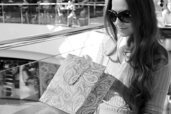 Girls shopping black and white photo — Stock Photo, Image