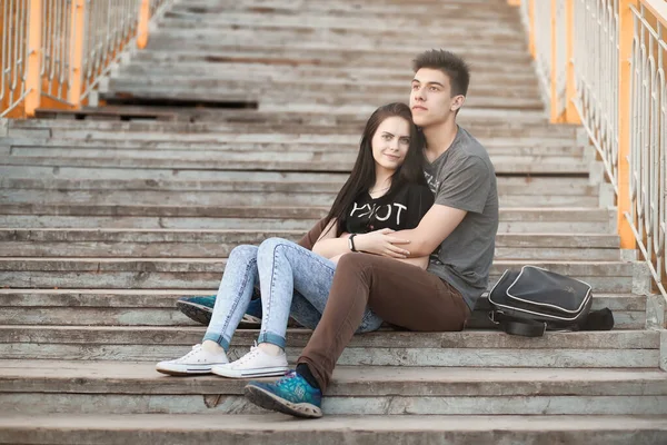 Casal jovem em um passeio no parque de outono — Fotografia de Stock